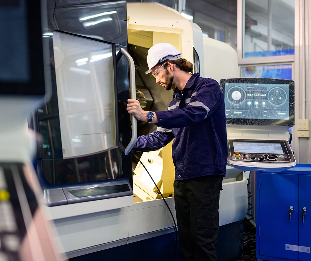 Técnico de ingeniería en la fábrica industrial